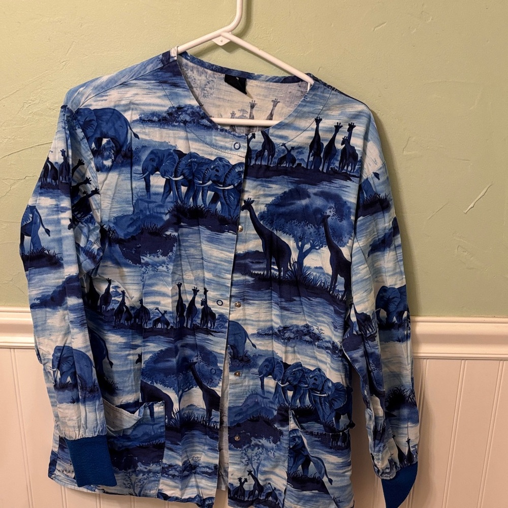 Blue Safari Print Button-Up Scrub Jacket